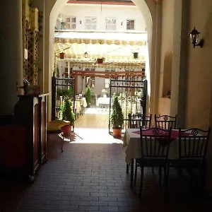 https://feher-pava-restaurant-and-hostel.inbudapesthotels.com